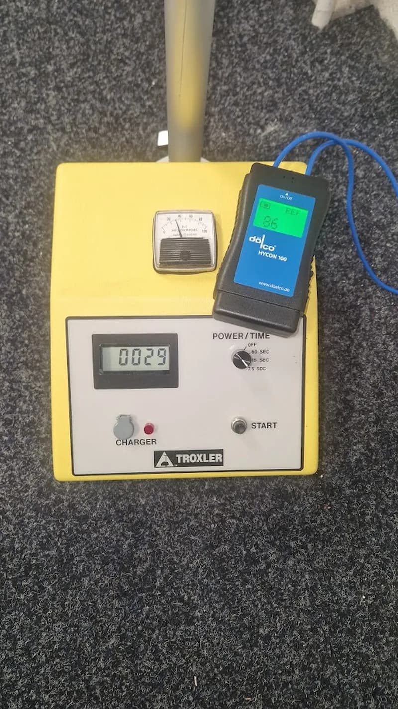 Anzeige der Isotopensonde neben dem DÖLCO-Messgerät bei der Referenzmessung